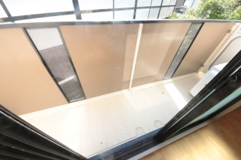 暖かな日差しのふりそそぐバルコニー