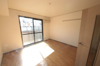 落ち着いた色調の寝室です