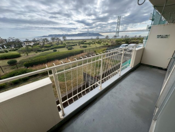 開放的で明るい空間を演出してくれるバルコニーです