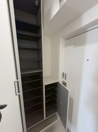 収納もある玄関です