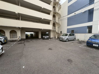 車をお持ちの方に嬉しい駐車場付きの物件です