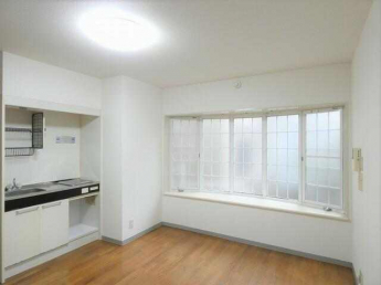 出窓＆バルコニー付の洋室約７．５帖