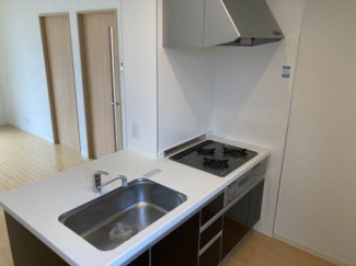 対面式カウンターキッチン！3口ガスコンロのシステムキッチンですよ