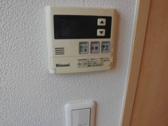 お風呂の追炊き・自動給湯が出来るリモコンです。