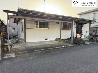 4LDKの平屋！
駐車1台可
裏庭がございます♪