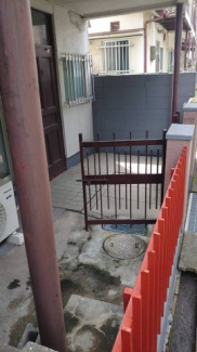 玄関前　門の中に自転車やバイクが停められます