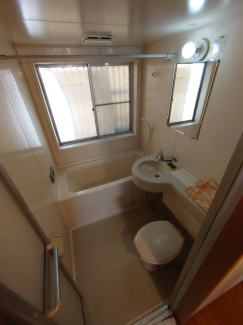 バスとトイレが一緒ですがホテルやワンルームマンションのように狭っ苦しくないですよ