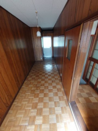 この納戸は横長なのでウォークインクローゼットとして大変重宝します　除湿器を使えば部屋干しルームにもなりますよ