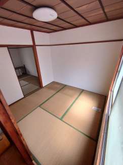 階段上がってすぐの和室４．５帖は南東の陽が差して明るいです