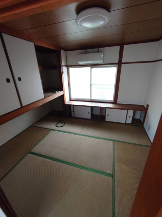 ２階奥の和室６帖　なかなか粋なデザインだと思います