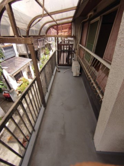 屋根がしっかり掛かったバルコニーなので少々の雨でも安心です