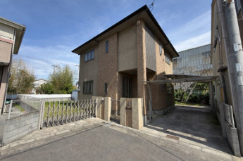 しっかりとした造りの外観は、安心感を与える堅牢なデザインです。長く住み続けられる住まいです。