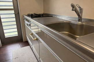 裏庭に通じる勝手口付きで換気ができます。キッチンで出た生ゴミや資源ゴミを裏庭へ仮置きも可能です。