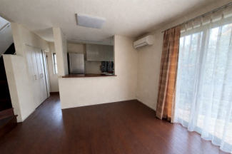 約16帖のリビングダイニング。ソファ、ダイニングテーブルを置いても十分な広さがあります。南東側に大きな窓がありリビング全体が明るく過ごしやすいです。２面床暖房有