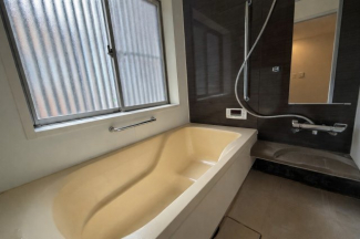 快適な使い心地とゆとりある空間が1日の疲れを解きほぐすバスルーム。空間も浴槽もゆったりのびのび使えるゆとり設計。