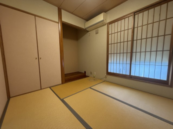 イグサの香りに癒される落ち着いた和室。客間としてはもちろん、小さなお子様の遊び場や、家事の合間の休憩スペースとしても重宝します。