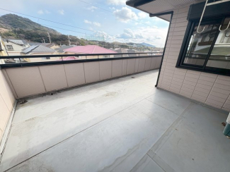 外からの目が気にならないバルコニーで洗濯物が干せます