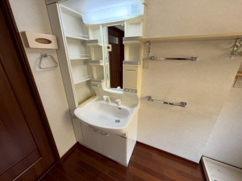 独立洗面台、小物を置くことができて便利です