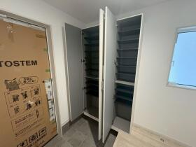 収納もある玄関です