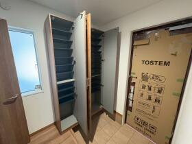 収納もある玄関です