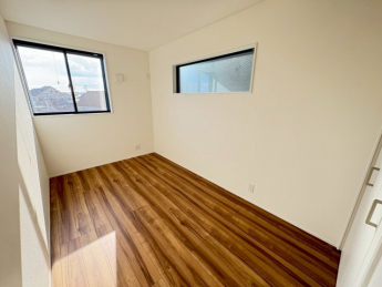 落ち着いた色調の洋室です