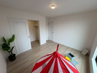 明るい洋室です