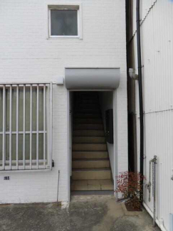 １階エントランス　１階にダイヤルロック式の郵便受け有