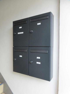 １階にダイヤルロック式の郵便受け有