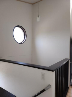 吹抜けの丸い窓