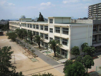 明石市立魚住中学校まで2460m