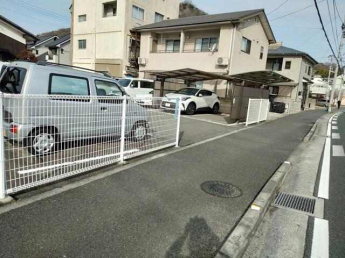 駐車場進入路の現地写真です♪西側にも進入路があります♪