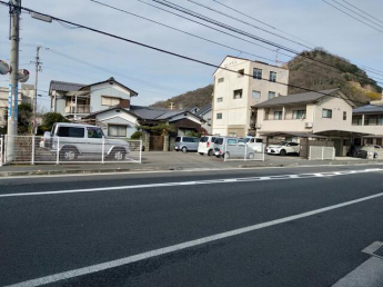 駐車場東側から撮影しています♪松山北条線に面しています♪