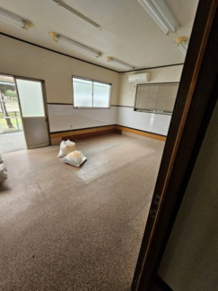 作業場です。趣味のお部屋やバイクいじりなど色々使えそうですね