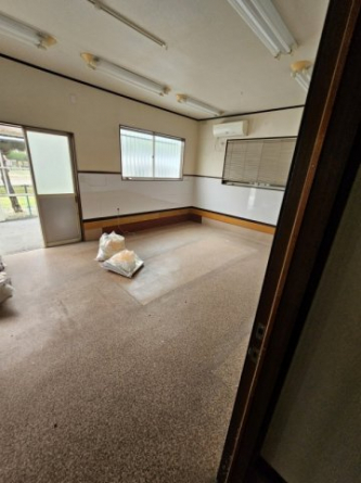 作業場です。趣味のお部屋やバイクいじりなど色々使えそうですね