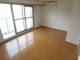 広くて明るい寝室