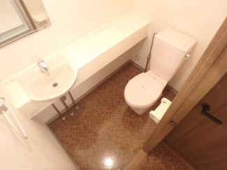 落ち着いた色調のトイレです