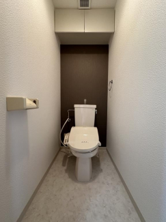落ち着いた色調のトイレです