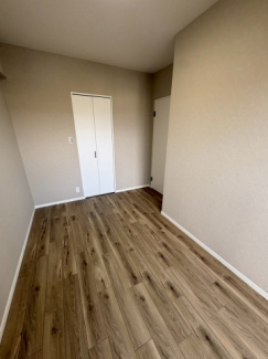 落ち着いた色調の洋室です