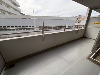 外からの目が気にならないバルコニーで洗濯物が干せます