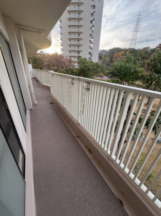 暖かな日差しのふりそそぐバルコニー