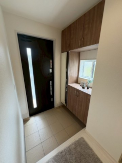 収納もある玄関です