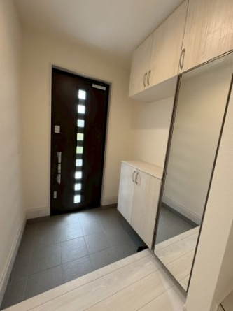 収納もある玄関です