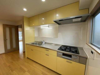 収納も多く広々としたキッチンです。コンセントも多数装備。