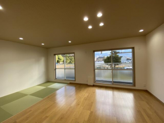 窓が大きく明るいお部屋です。