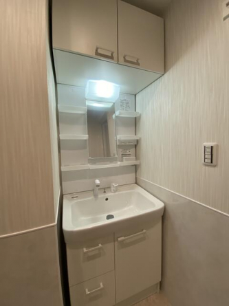 収納付きの洗面台です。
