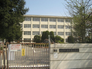 氷丘南小学校まで1300m