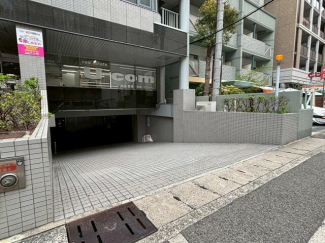 駐車場の出入り口です。余裕を持ったスペースが有り楽に入出庫で