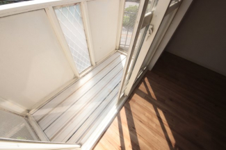 バルコニーからの眺めを楽しみながら食事をしませんか