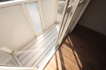 バルコニーからの眺めを楽しみながら食事をしませんか