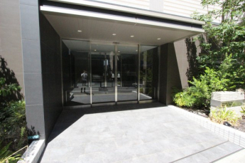 ゆとりのあるエントランスです